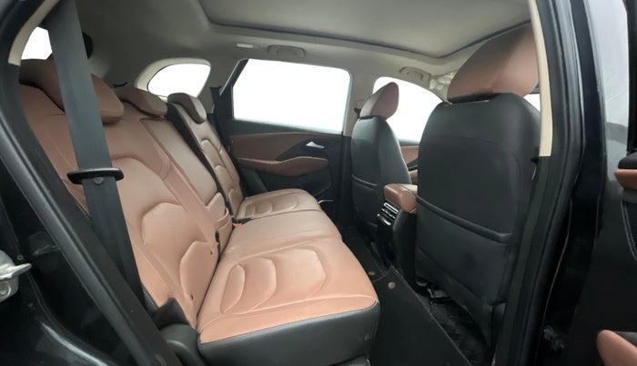 2023 MG HECTOR PLUS SAVVY PRO 1.5 TURBO CVT 7 STR, Petrol, Automatic, 62,175 km, Right Side Rear Door Cabin