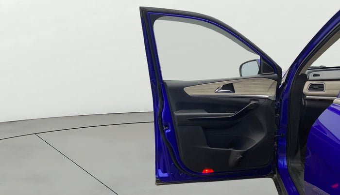 2021 Mahindra XUV700 AX 7 LUXURY P AT 7 STR, Petrol, Automatic, 1,21,757 km, LHS Front Door