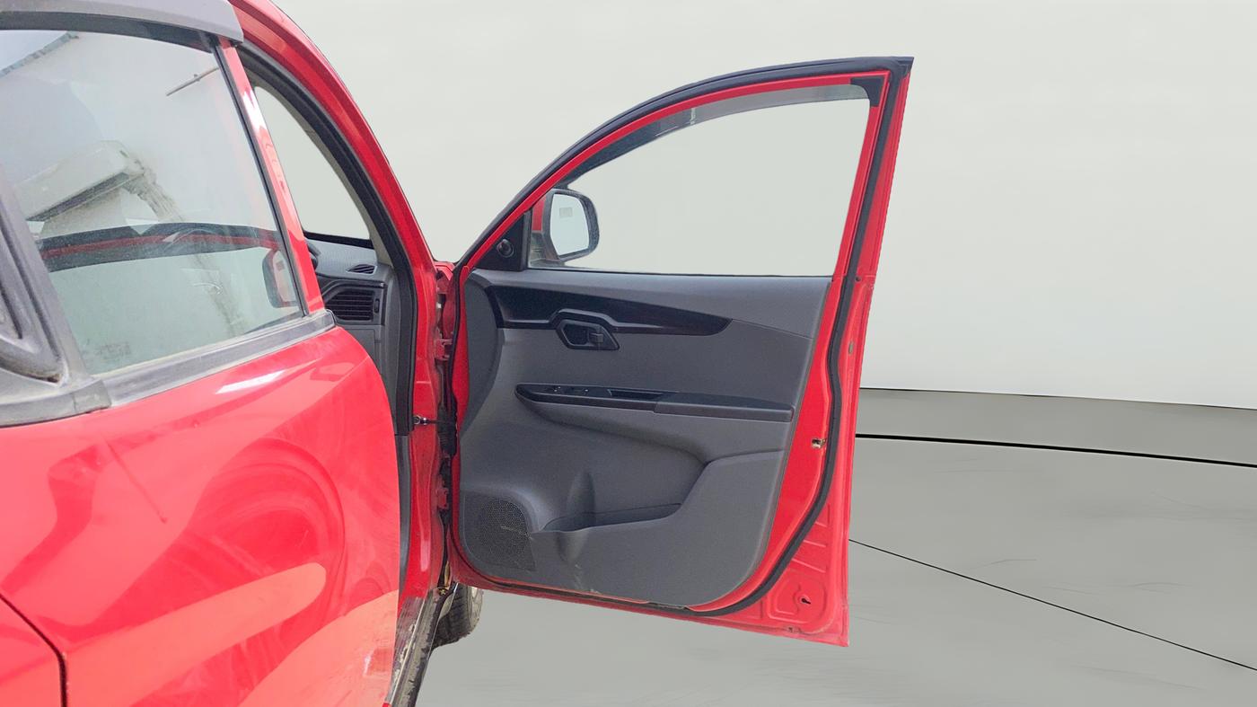 2018 Mahindra KUV 100 NXT K4+ P 6 STR, Petrol, Manual, 27,991 km, RHS Front Door