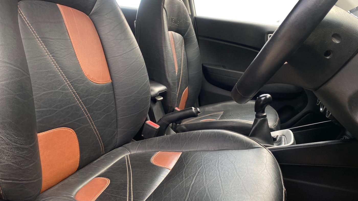 2020 Hyundai VENUE S+ 1.2, Petrol, Manual, 68,138 km, Right Side Front Door Cabin
