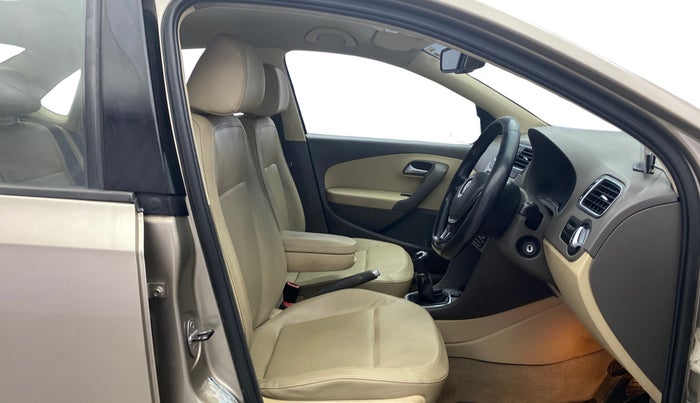 2015 Volkswagen Vento HIGHLINE 1.6 MPI, Petrol, Manual, 1,27,839 km, Right Side Front Door Cabin