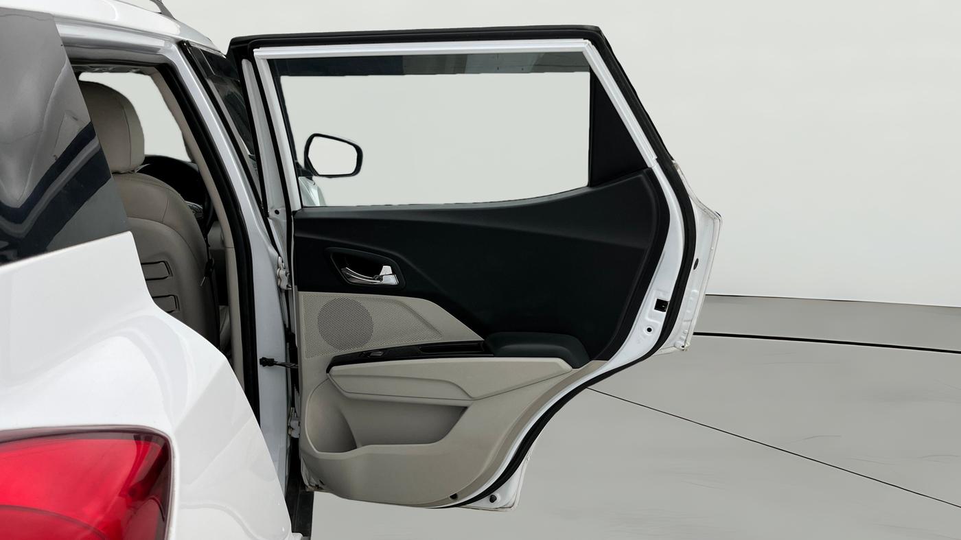 2024 Mahindra XUV300 W8 (O) 1.2 PETROL AMT, Petrol, Automatic, 16,200 km, RHS Rear Door