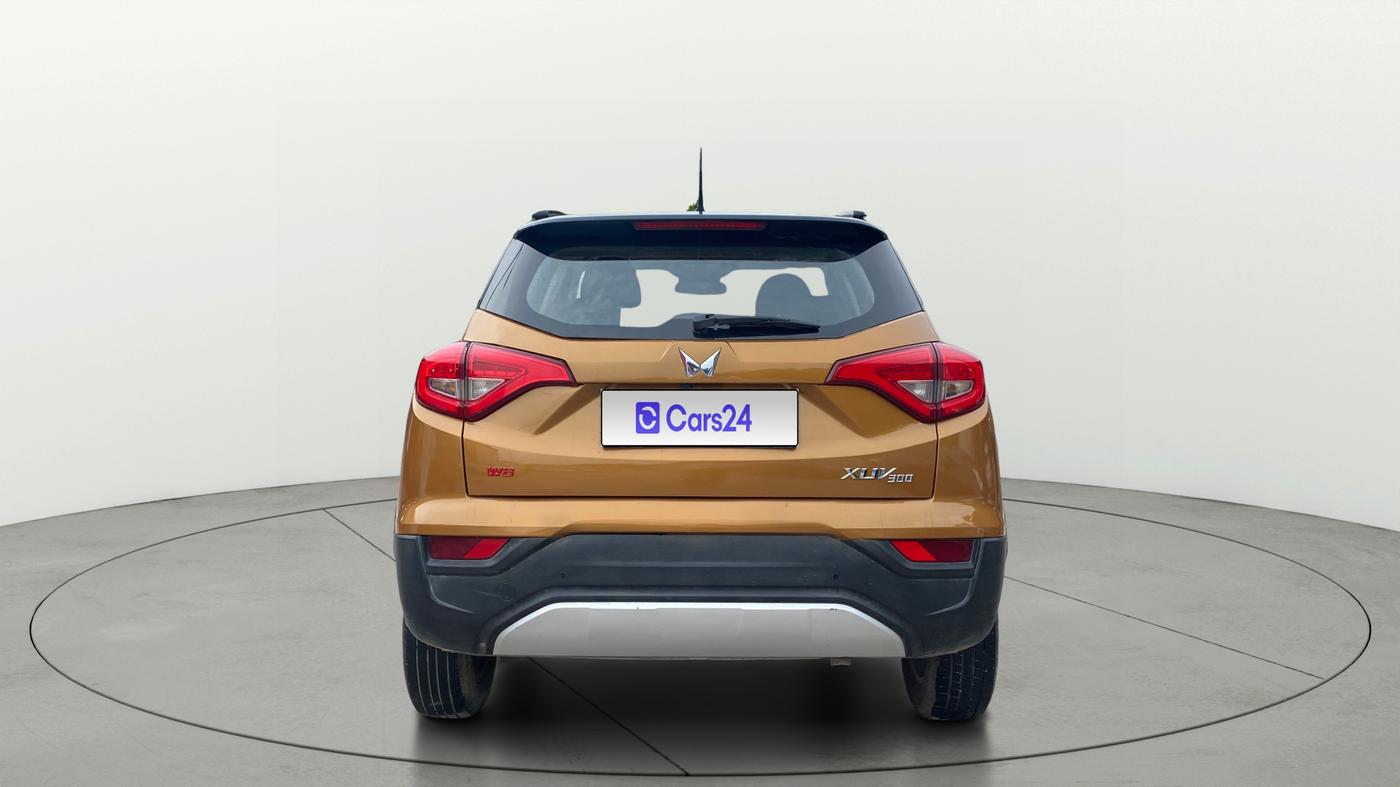 2022 Mahindra XUV300 W8(O) 1.2 PETROL DUAL TONE, Petrol, Manual, 66,105 km, Back/Rear