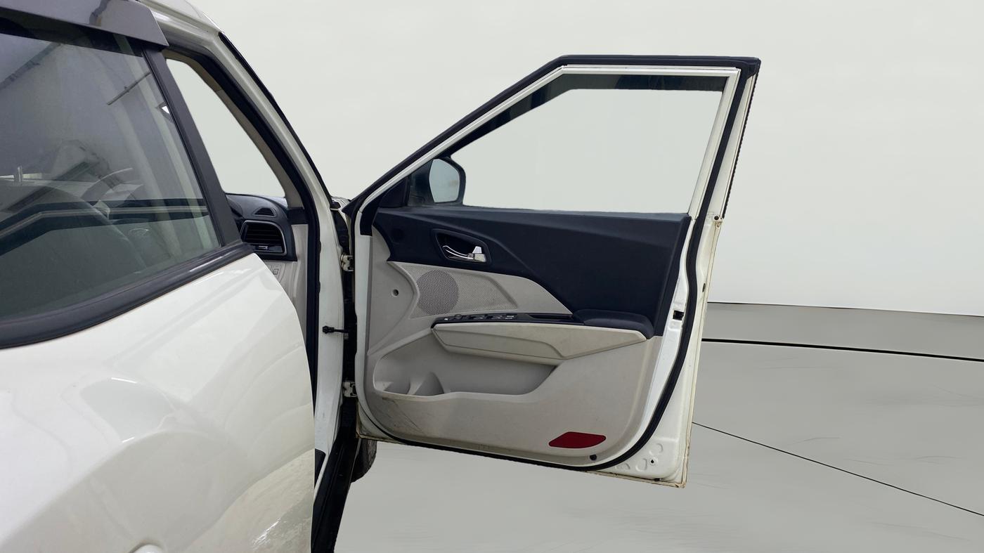 2022 Mahindra XUV300 W8 (O) 1.5 DIESEL AMT, Diesel, Automatic, 86,532 km, RHS Front Door