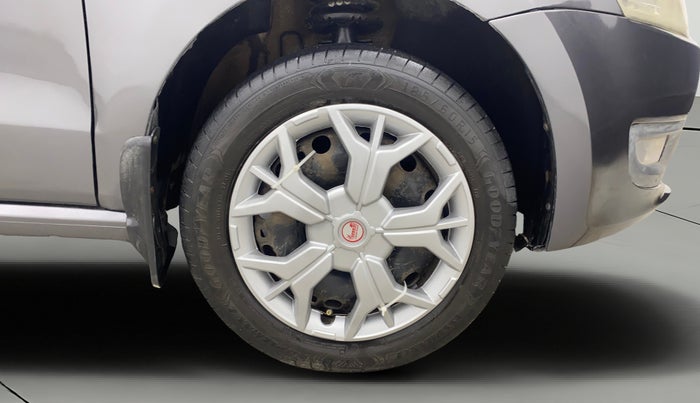 2013 Volkswagen Polo COMFORTLINE 1.2L, Diesel, Manual, 1,22,329 km, Right Front Wheel