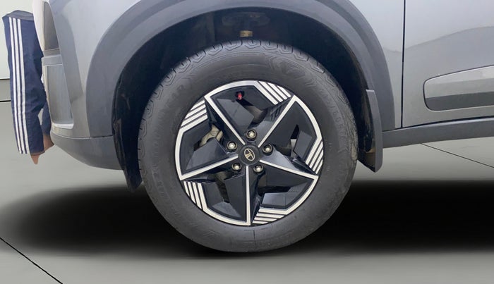 2024 Tata NEXON FEARLESS + SUNROOF DCA DUAL TONE 1.2 PETROL, Petrol, Automatic, 29,422 km, Left Front Wheel