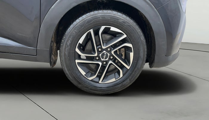 2023 KIA CARENS PRESTIGE PLUS 1.5 PETROL IMT 7 STR, Petrol, Manual, 48,381 km, Right Front Wheel