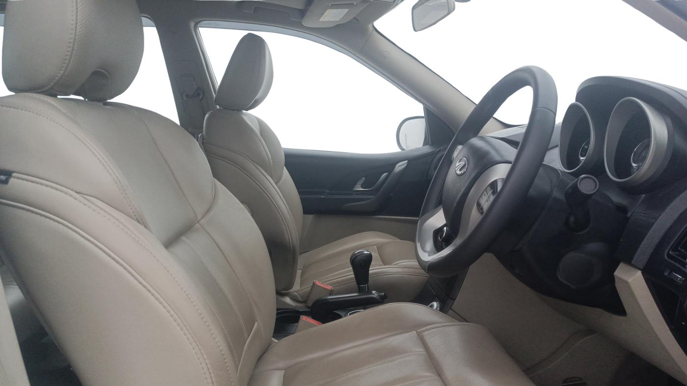 2017 Mahindra XUV500 W10 AT, Diesel, Automatic, 69,270 km, Right Side Front Door Cabin
