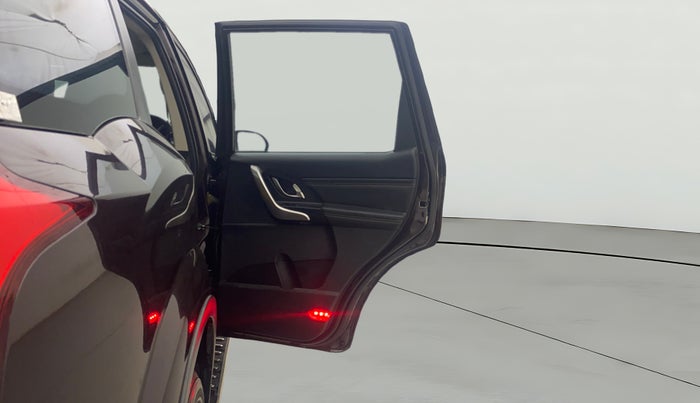 2018 Mahindra XUV500 W11 (O) AT, Diesel, Automatic, 24,675 km, RHS Rear Door