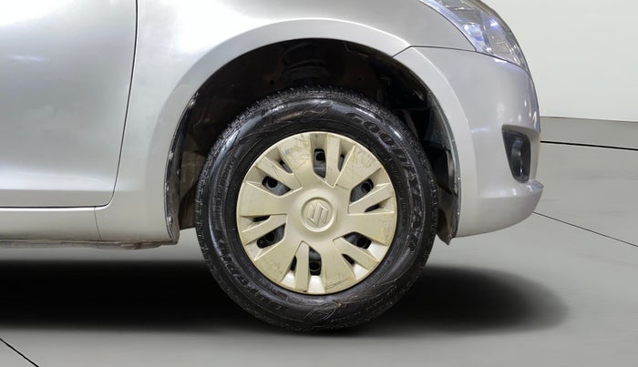 2013 Maruti Swift VXI, Petrol, Manual, 1,06,648 km, Right Front Wheel
