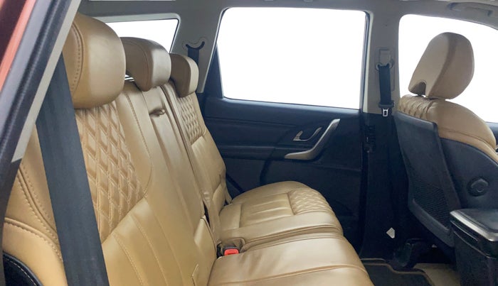 2018 Mahindra XUV500 W11, Diesel, Manual, 52,365 km, Right Side Rear Door Cabin