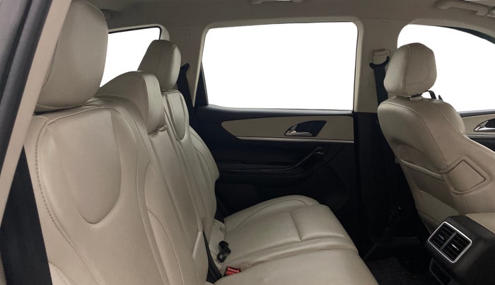 2022 Mahindra XUV700 AX 7 P AT 7 STR, Petrol, Automatic, 18,173 km, Right Side Rear Door Cabin