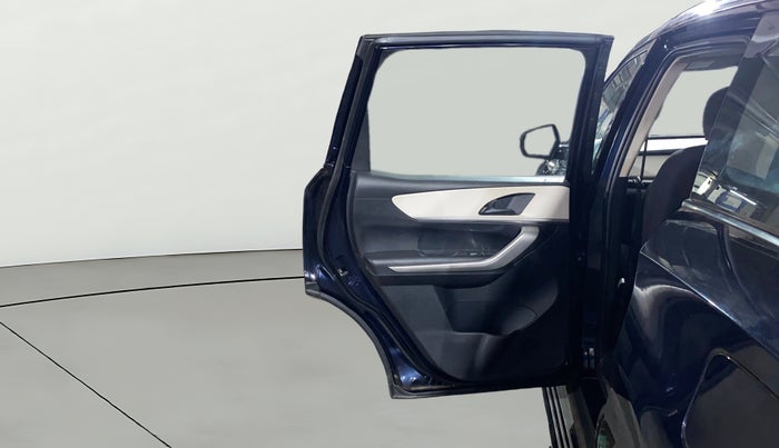 2021 Mahindra XUV700 AX 5 P MT 7 STR, Petrol, Manual, 11,809 km, LHS Rear Door