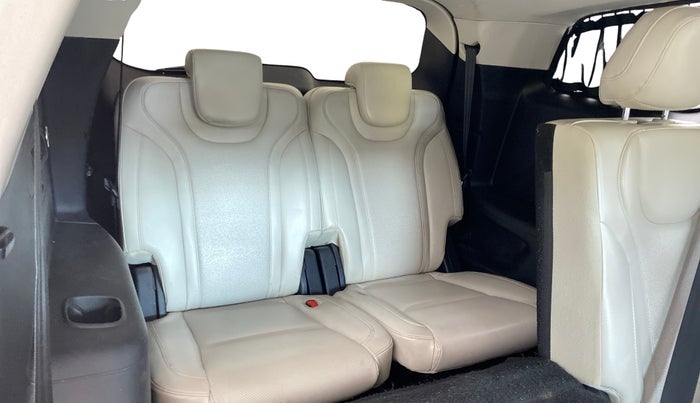 2022 Mahindra XUV700 AX 7 LUXURY D MT 7 STR, Diesel, Manual, 58,100 km, Third Seat Row ( optional )