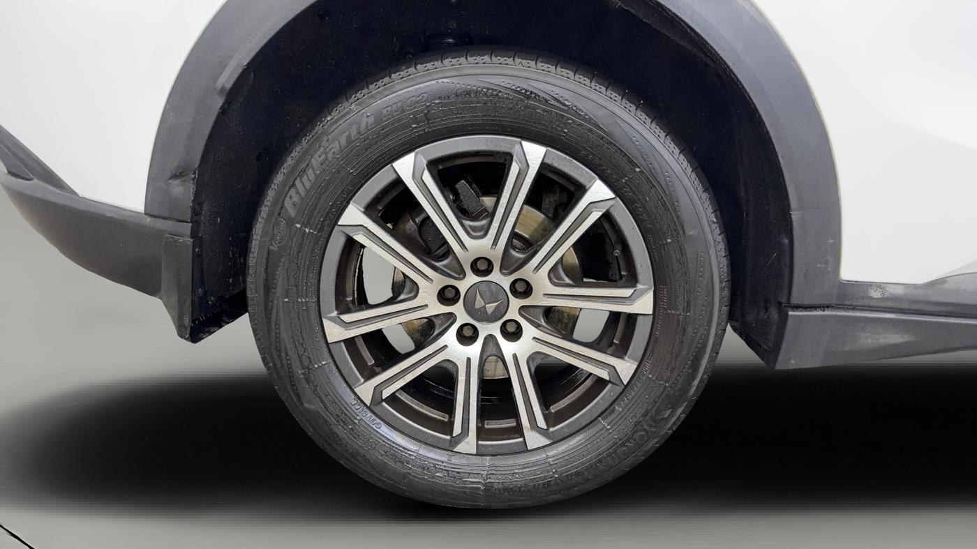 2023 Mahindra XUV700 AX 5 D AT 7 STR, Diesel, Automatic, 98,755 km, Right Rear Wheel