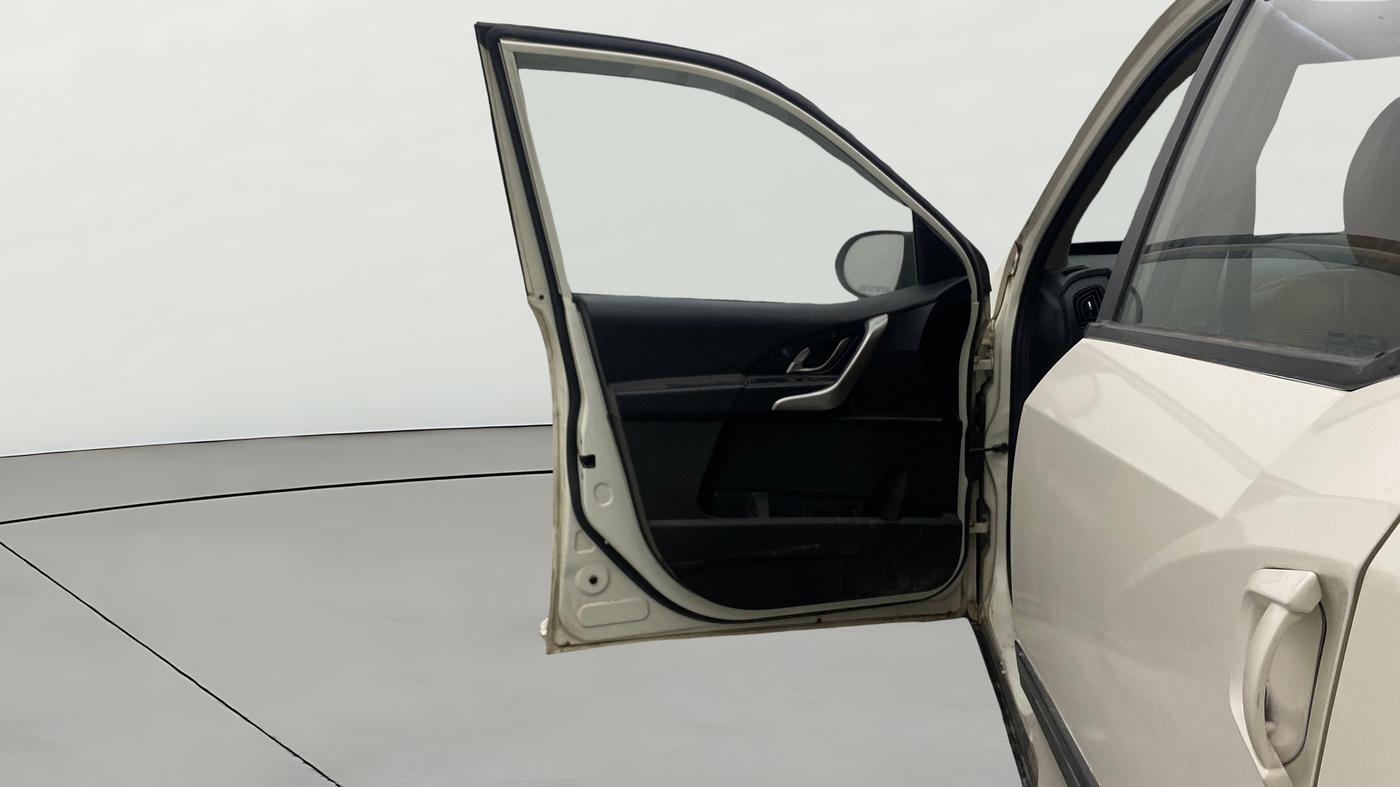2018 Mahindra XUV500 W7, Diesel, Manual, 1,31,063 km, LHS Front Door