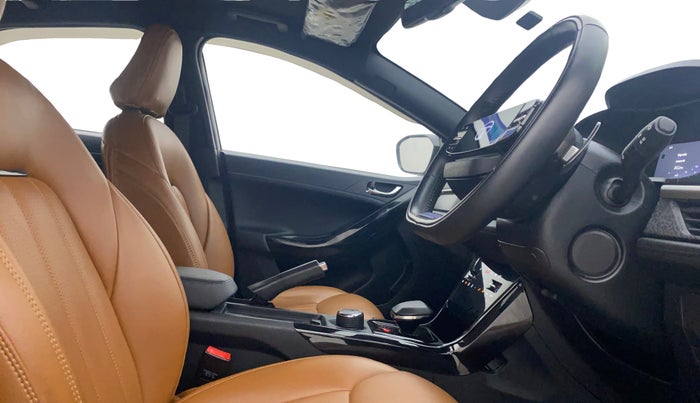 2024 Tata NEXON FEARLESS + SUNROOF DCA DUAL TONE 1.2 PETROL, Petrol, Automatic, 29,422 km, Right Side Front Door Cabin