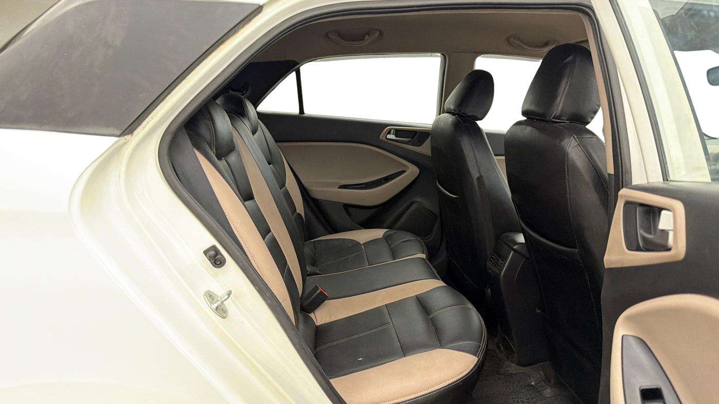 2015 Hyundai Elite i20 SPORTZ 1.2, Petrol, Manual, 80,038 km, Right Side Rear Door Cabin