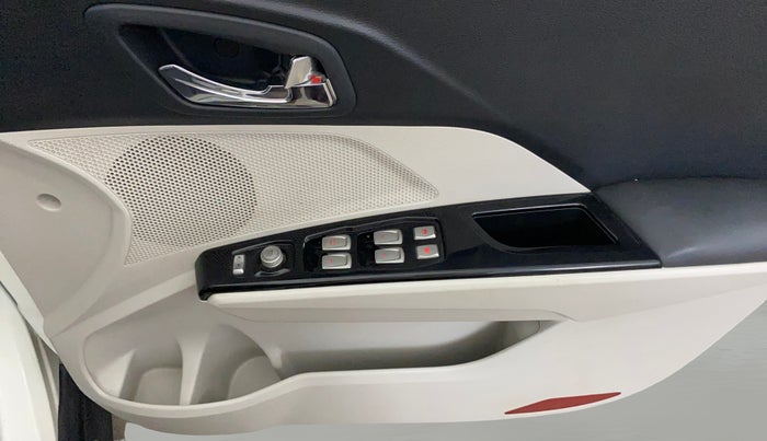 2023 Mahindra XUV300 W8 1.2 PETROL, Petrol, Manual, 9,432 km, Driver Side Door Panels Control