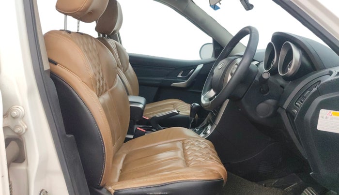 2018 Mahindra XUV500 W11 AT, Diesel, Automatic, 81,037 km, Right Side Front Door Cabin