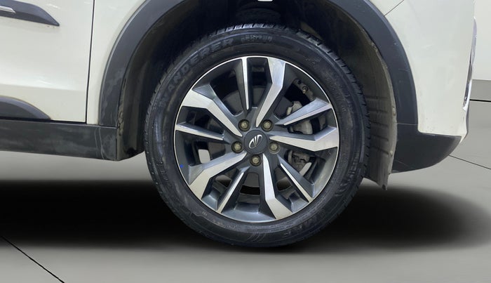 2020 Mahindra XUV300 W8 (O) 1.2 PETROL, Petrol, Manual, 28,357 km, Right Front Wheel
