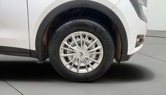 2023 Mahindra XUV700 MX P MT 5 STR, Petrol, Manual, 23,750 km, Right Front Wheel