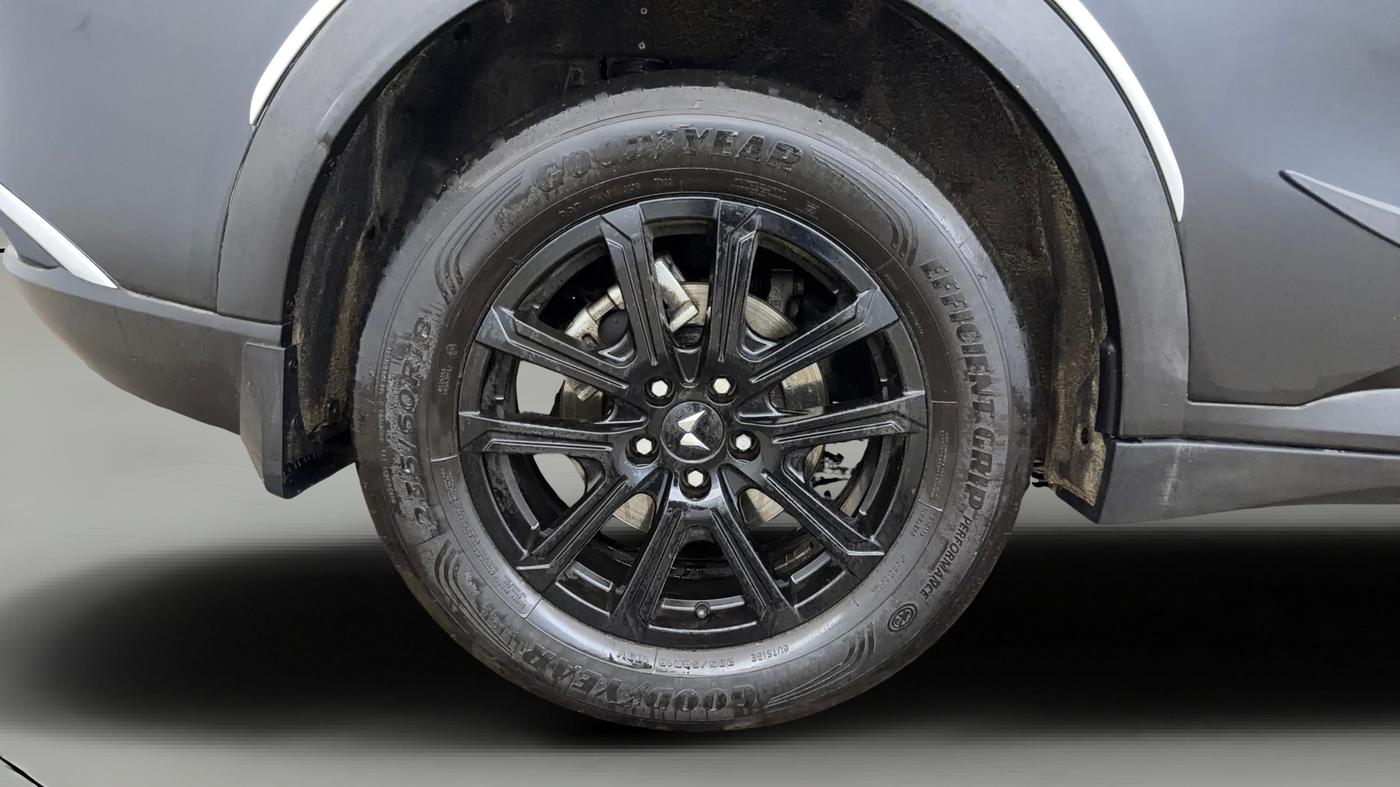 2024 Mahindra XUV700 AX 7 Luxury Pack Petrol AT 6 STR, Petrol, Automatic, 32,191 km, Right Rear Wheel