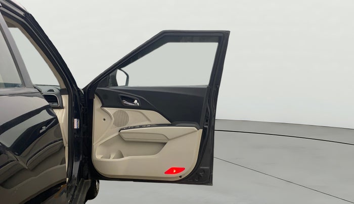 2020 Mahindra XUV300 W8 1.5 DIESEL, Diesel, Manual, 1,04,106 km, RHS Front Door