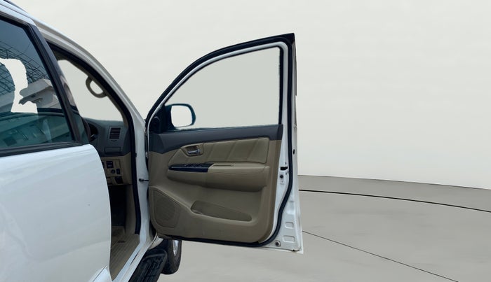 2013 Toyota Fortuner 3.0 4X4 MT, Diesel, Manual, 1,28,393 km, RHS Front Door