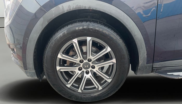 2022 Mahindra XUV700 AX 7 LUXURY P AT 7 STR, Petrol, Automatic, 44,614 km, Left Front Wheel