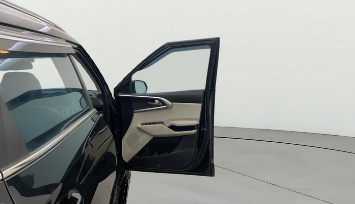 2023 KIA CARENS PRESTIGE PLUS 1.4 PETROL 7 STR, Petrol, Manual, 26,327 km, RHS Front Door