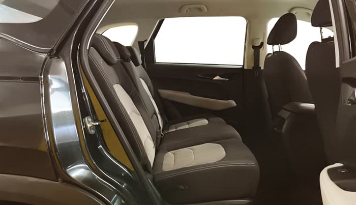 2022 MG HECTOR PLUS SUPER 1.5 PETROL TURBO HYBRID MT 7-STR, Petrol, Manual, 20,862 km, Right Side Rear Door Cabin