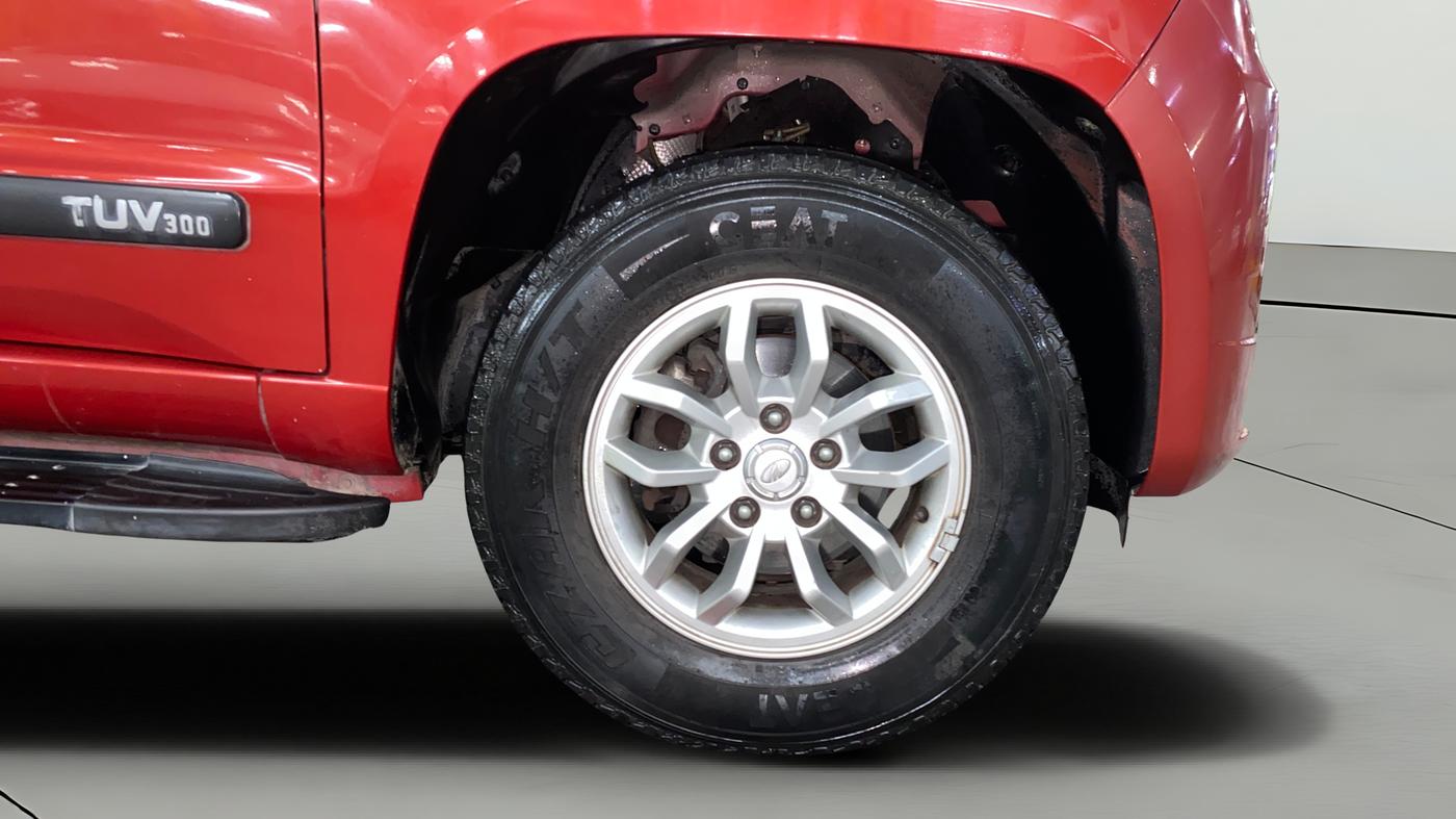 2016 Mahindra TUV300 T8, Diesel, Manual, 28,751 km, Right Front Wheel