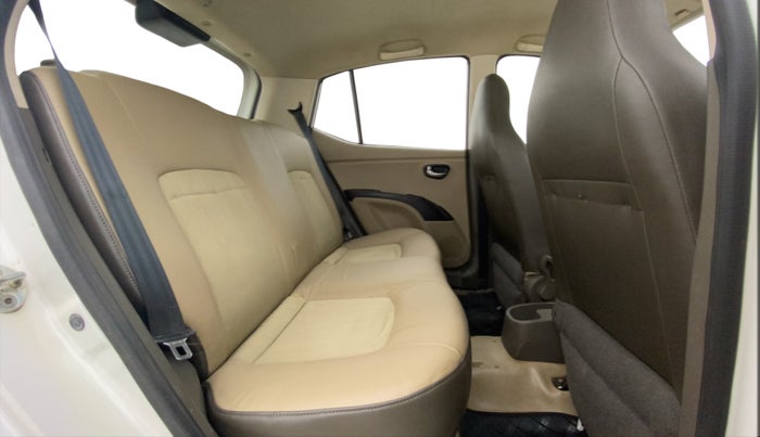 2016 Hyundai i10 SPORTZ 1.1, CNG, Manual, 1,13,611 km, Right Side Rear Door Cabin