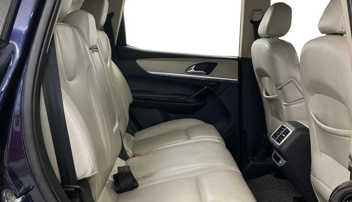 2021 Mahindra XUV700 AX 7 P MT 7 STR, Petrol, Manual, 79,059 km, Right Side Rear Door Cabin