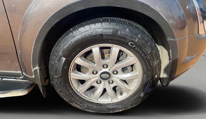2019 Mahindra XUV500 W9 AT, Diesel, Automatic, 88,811 km, Right Front Wheel