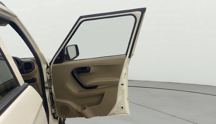 2017 Mahindra TUV300 T6 PLUS, Diesel, Manual, 30,609 km, RHS Front Door