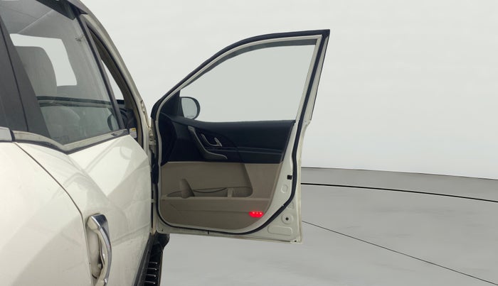 2015 Mahindra XUV500 W10 AWD, Diesel, Manual, 1,08,006 km, RHS Front Door