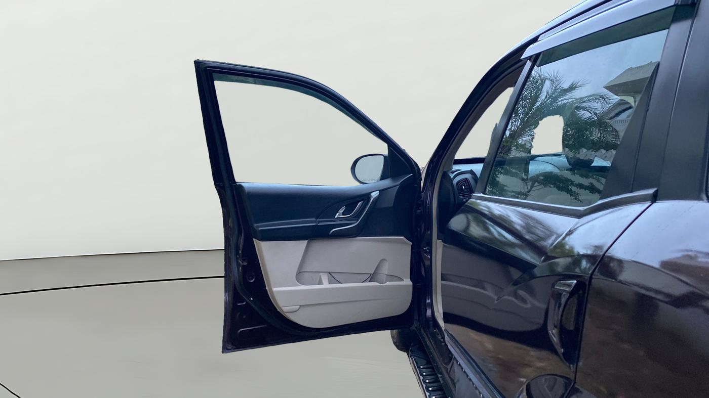 2016 Mahindra XUV500 W6, Diesel, Manual, 69,007 km, LHS Front Door