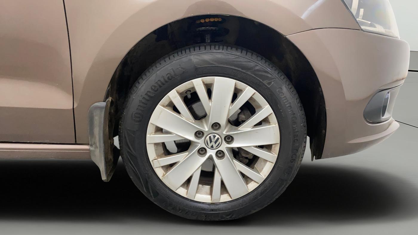 2015 Volkswagen Vento HIGHLINE 1.6 MPI, Petrol, Manual, 71,482 km, Right Front Wheel