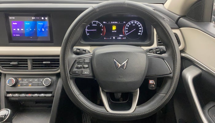 2022 Mahindra XUV700 MX P MT 5 STR, Petrol, Manual, 29,161 km, Steering Wheel Close Up