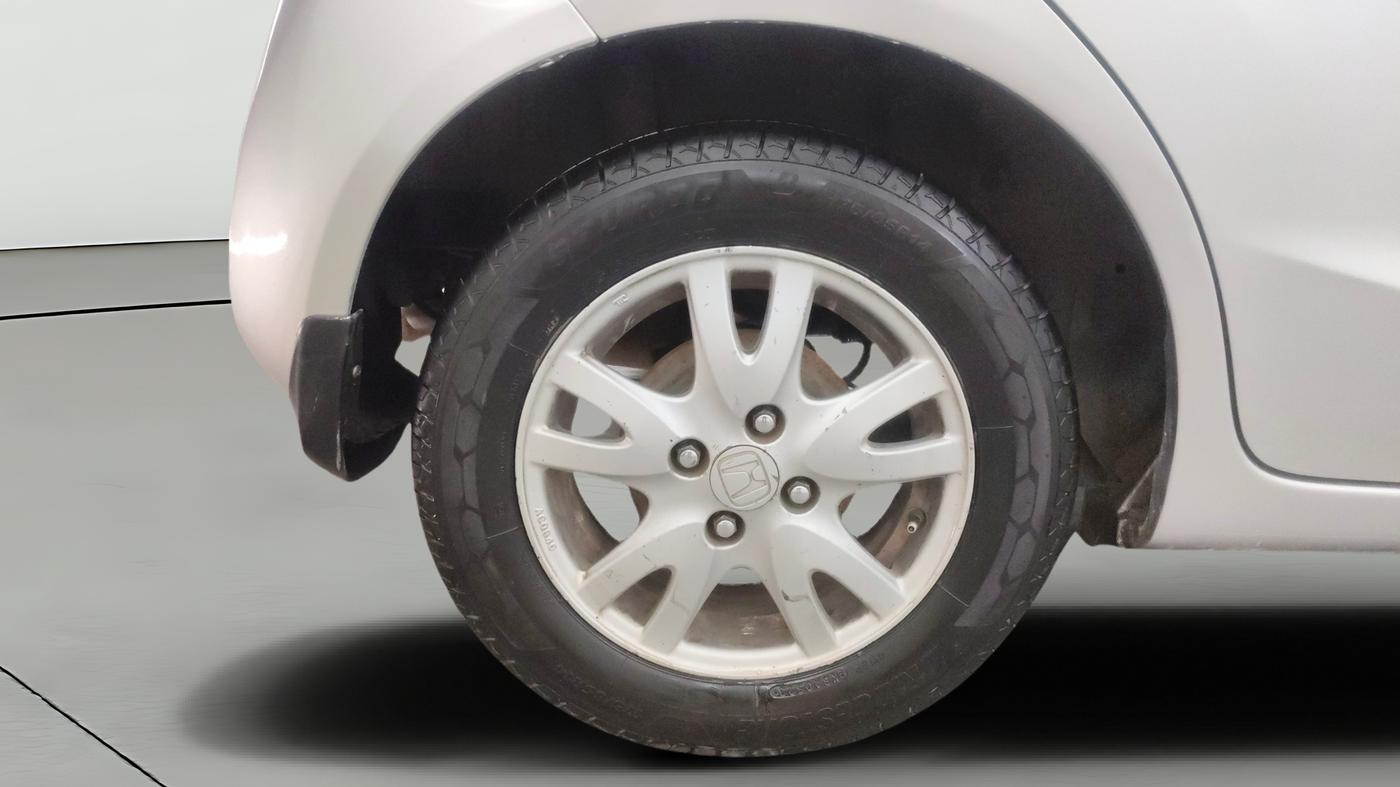 2015 Honda Brio VX AT, Petrol, Automatic, 1,06,401 km, Right Rear Wheel