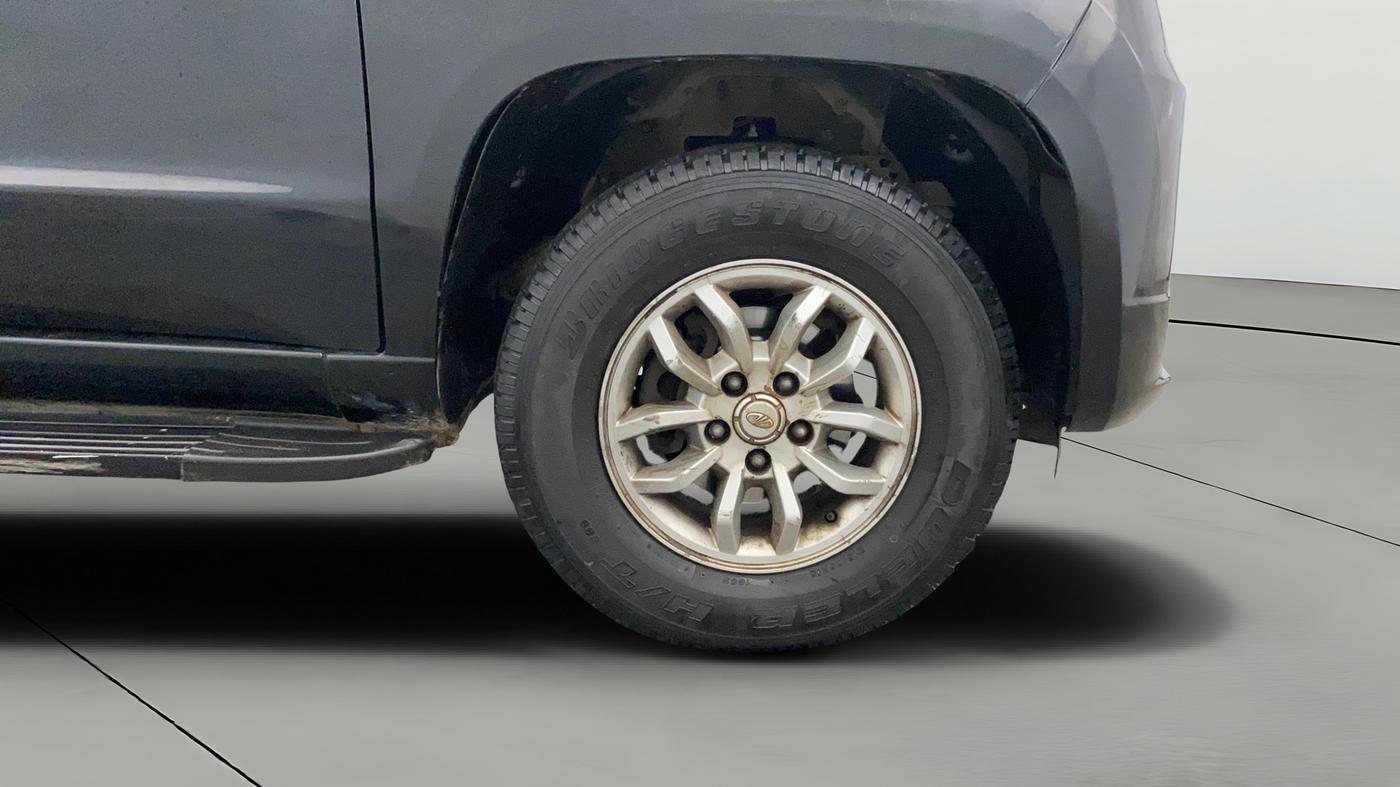 2016 Mahindra TUV300 T8, Diesel, Manual, 1,26,142 km, Right Front Wheel