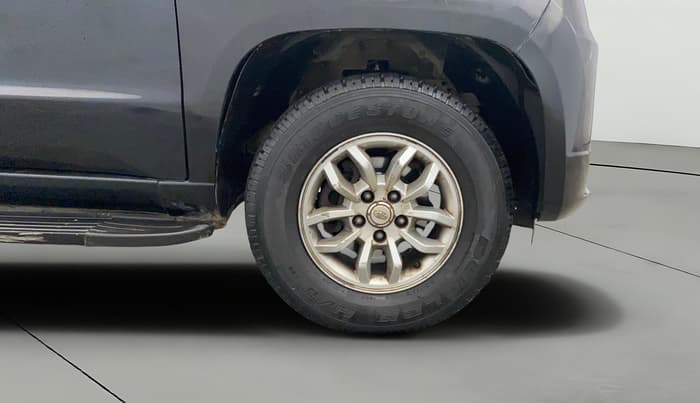 2016 Mahindra TUV300 T8, Diesel, Manual, 1,26,142 km, Right Front Wheel