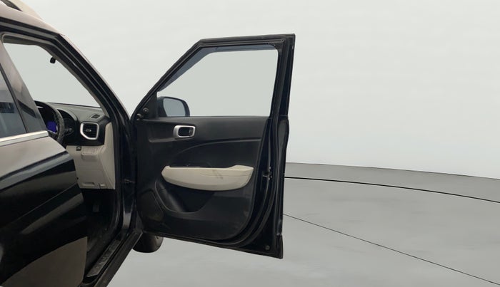 2023 Hyundai VENUE E 1.2, CNG, Manual, 76,125 km, RHS Front Door