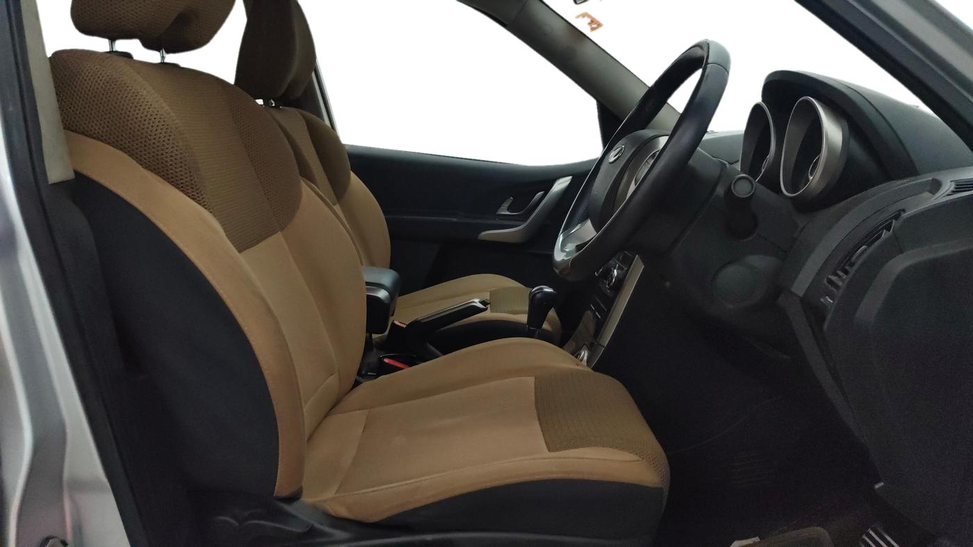 2018 Mahindra XUV500 W9 AT, Diesel, Automatic, 91,762 km, Right Side Front Door Cabin