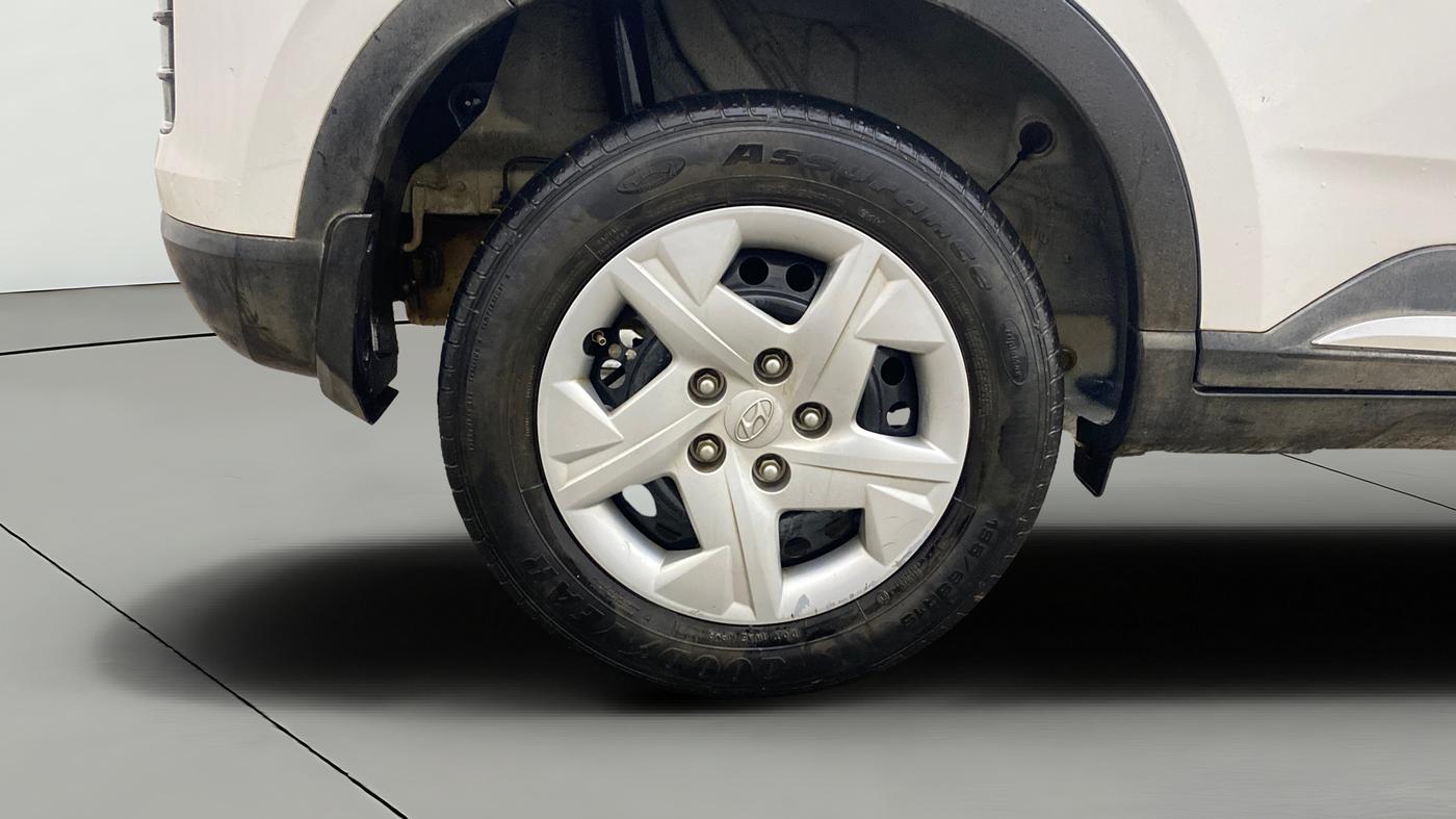 2022 Hyundai VENUE S 1.2, Petrol, Manual, 29,500 km, Right Rear Wheel