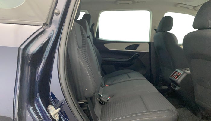 2022 Mahindra XUV700 AX 5 P MT 7 STR, Petrol, Manual, 32,954 km, Right Side Rear Door Cabin