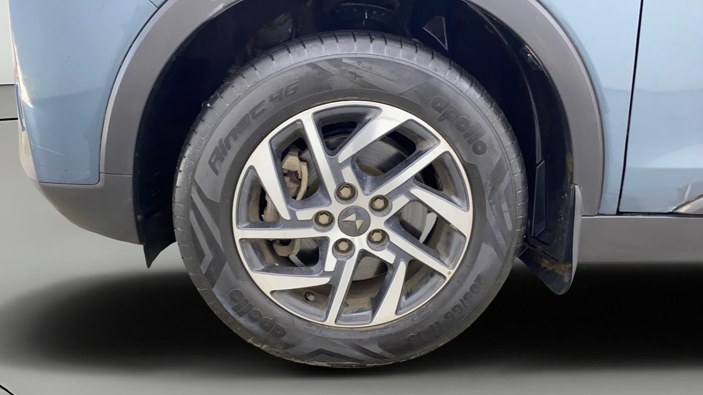 2022 Mahindra XUV300 W8 (O) 1.5 DIESEL, Diesel, Manual, 26,734 km, Left Front Wheel