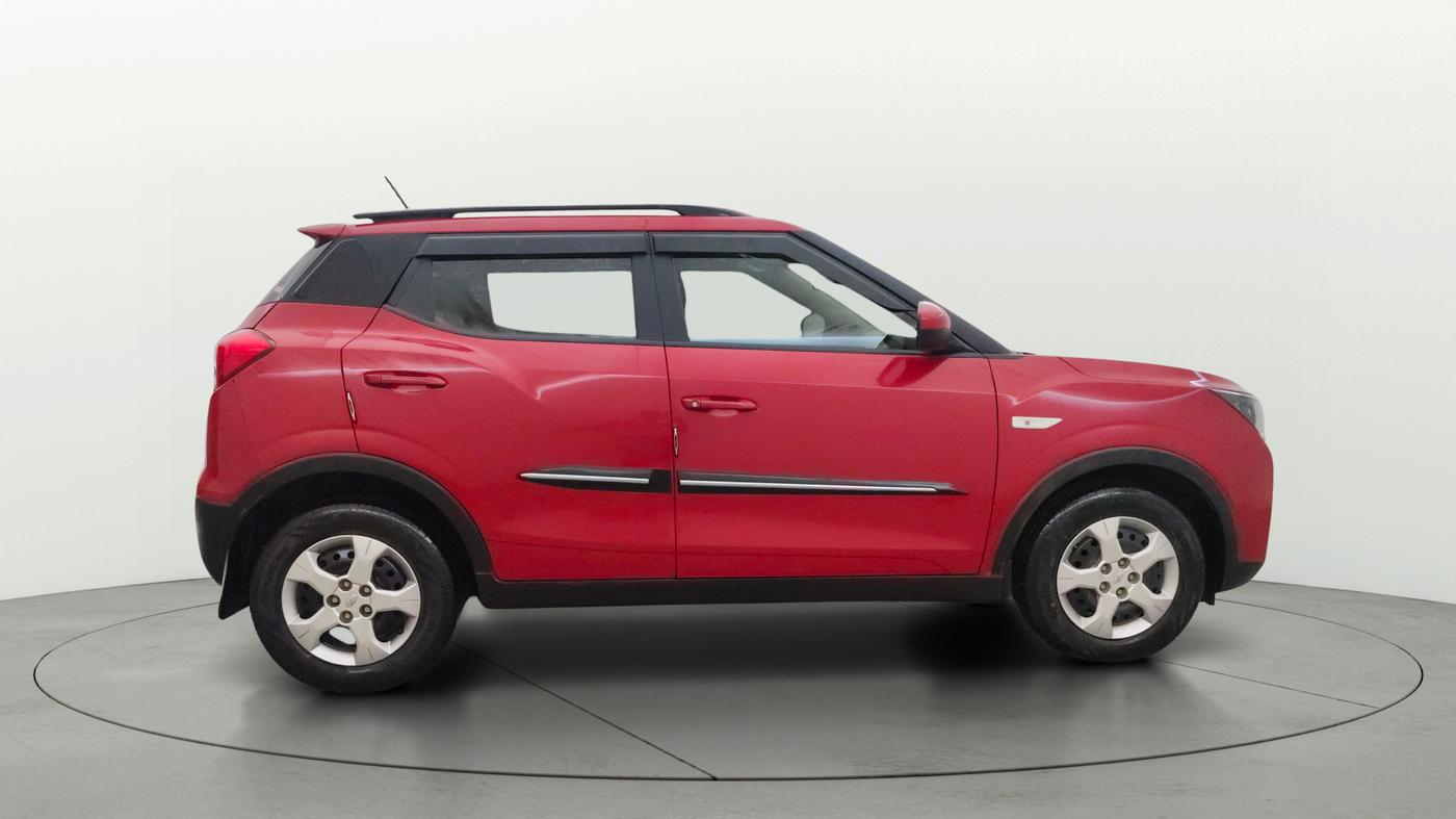 2022 Mahindra XUV300 W6 1.2 PETROL AMT, Petrol, Automatic, 23,631 km, Right Side View